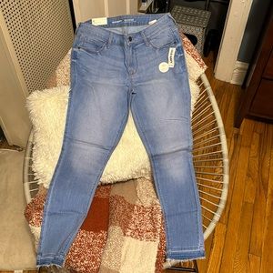 Old navy light wash jeans mid rise size 6regular. New still have tags on